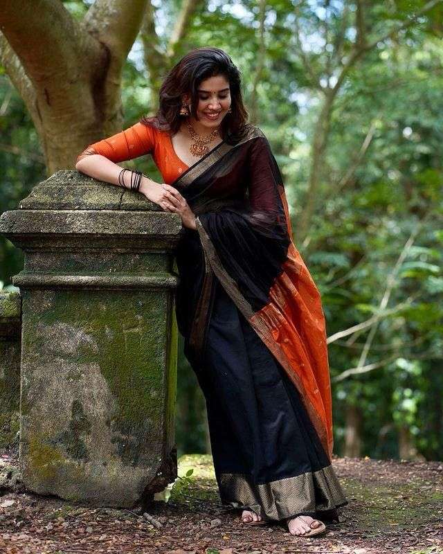 Party wear look Balck color Banarasi silk with Weaving Borde...
