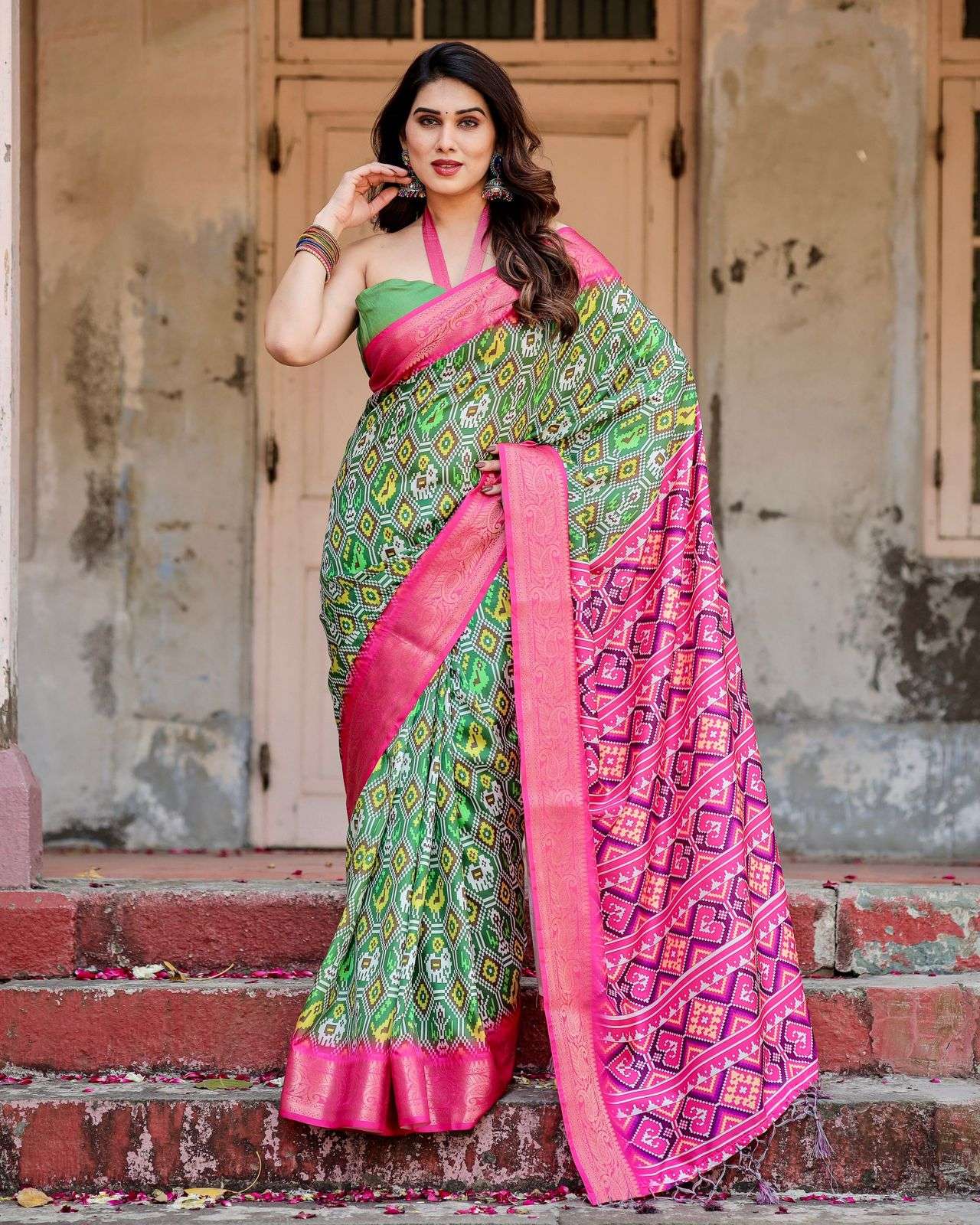 PATOLA DESIGNER SOFT SILK PARTY WEAR SAREE DEALER IN SURAT A...