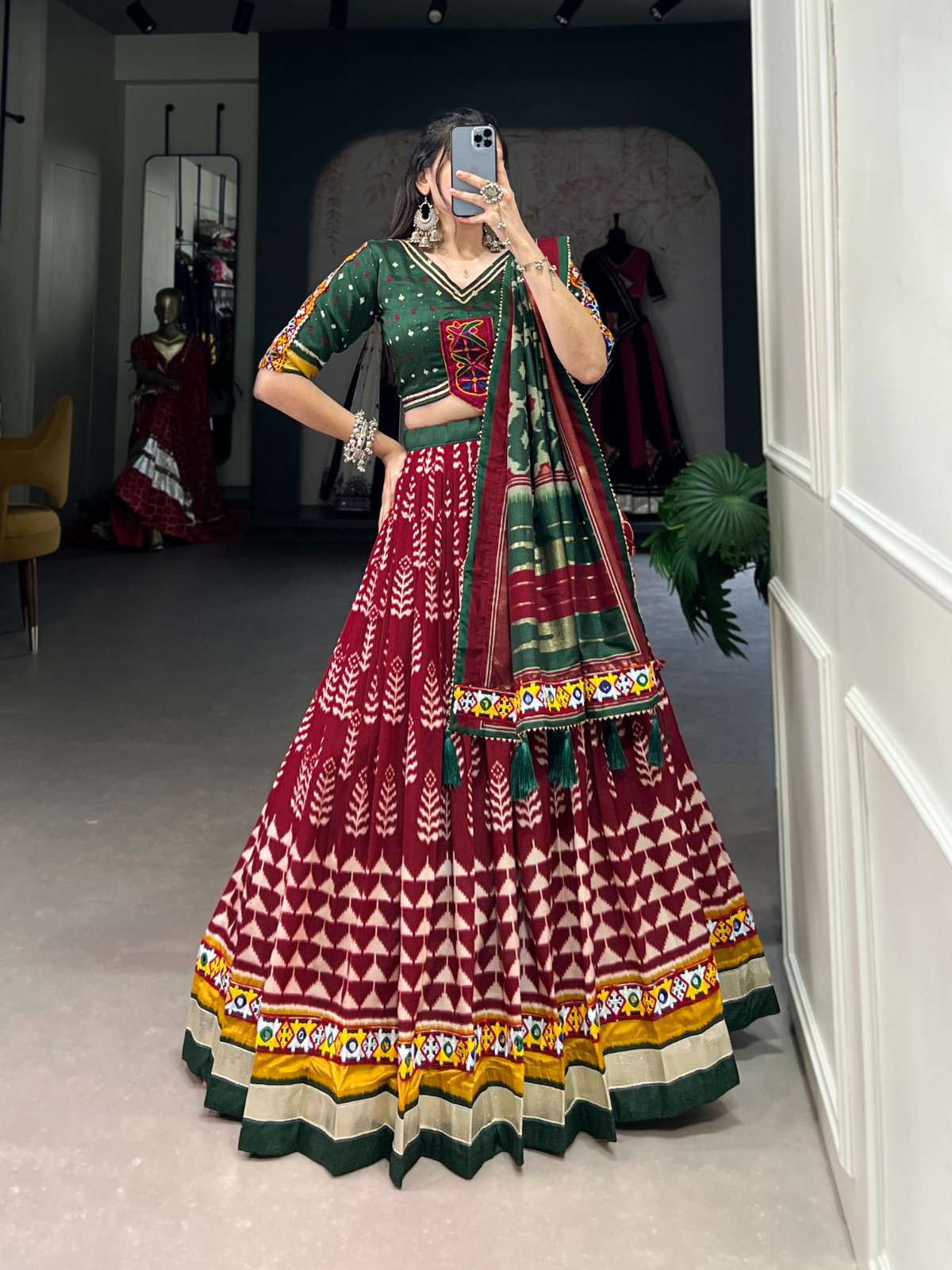 ORIGINAL GAMTHI WORK DOLA SILK TRADITIONAL LEHENGA CHOLI WHO...