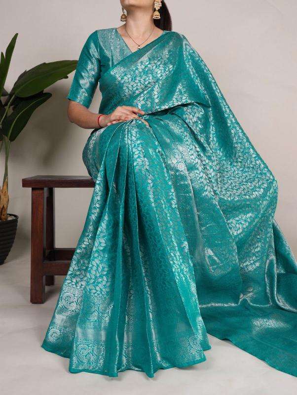 Beautiful Kanjivaram Silk Weaving Design Saree Supplier in S...