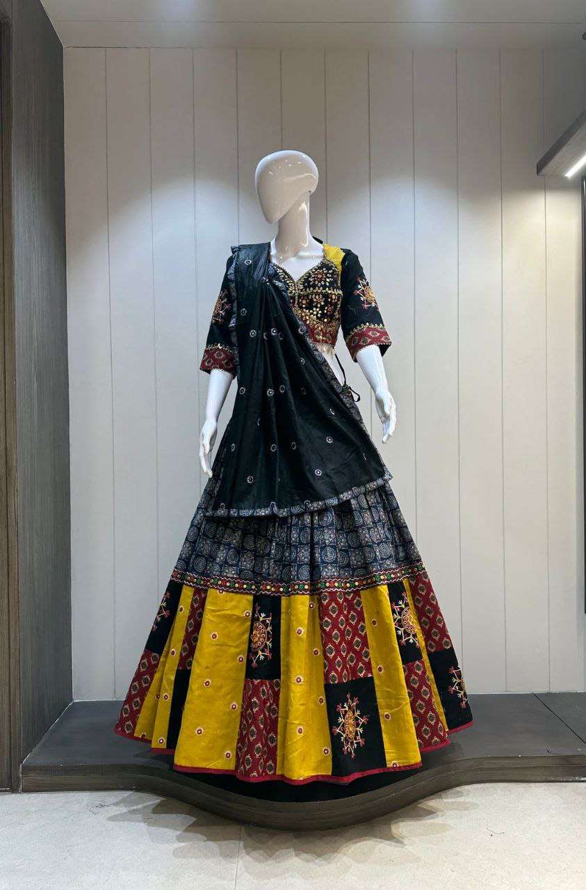 CHANIYA CHOLI POPULAR WOMENS GARBA DRESS FOR NAVRATRI ONLINE...