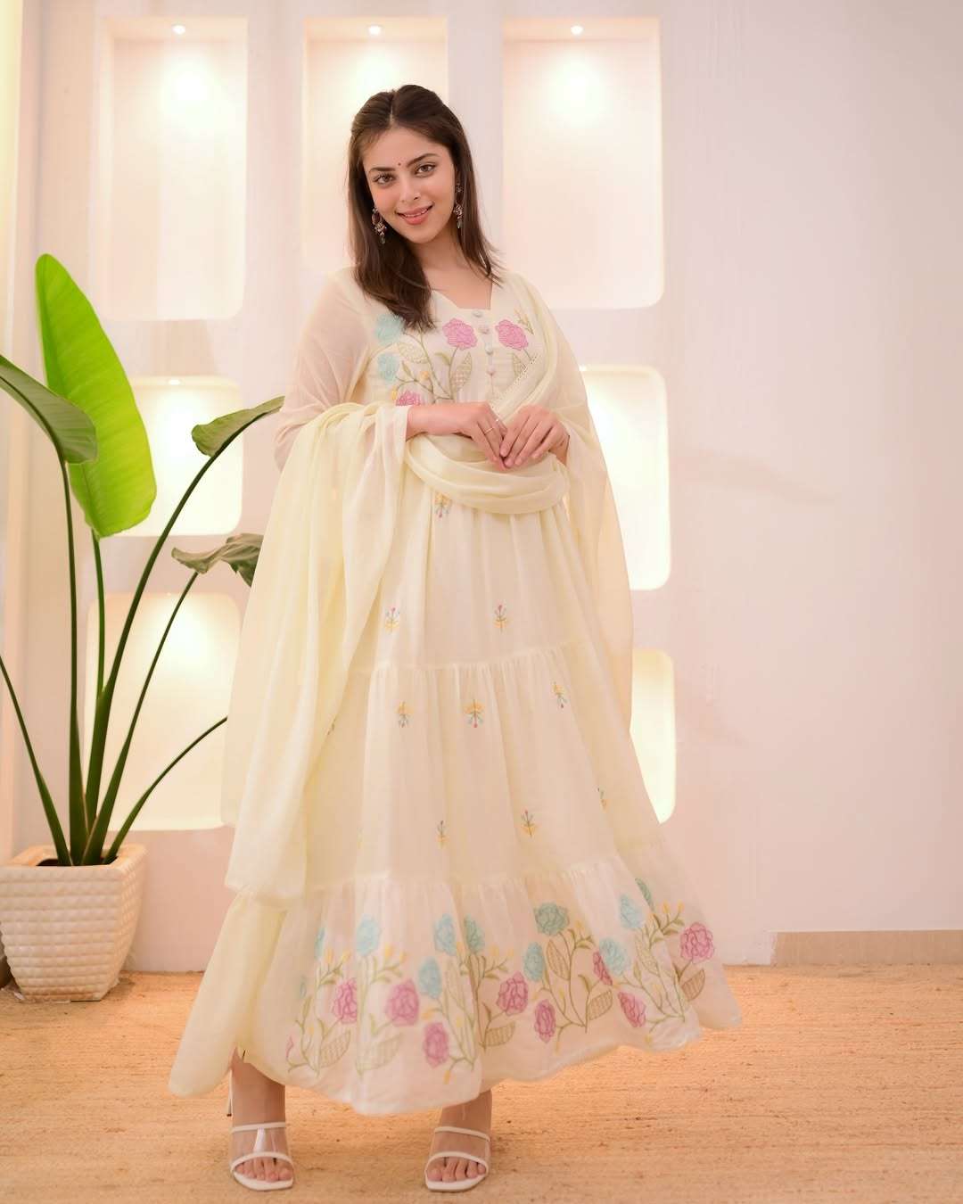 PRETTY BIRTHDAY & FESTIVAL PARTY DESIGNER WHITE SUIT FOR WOM...