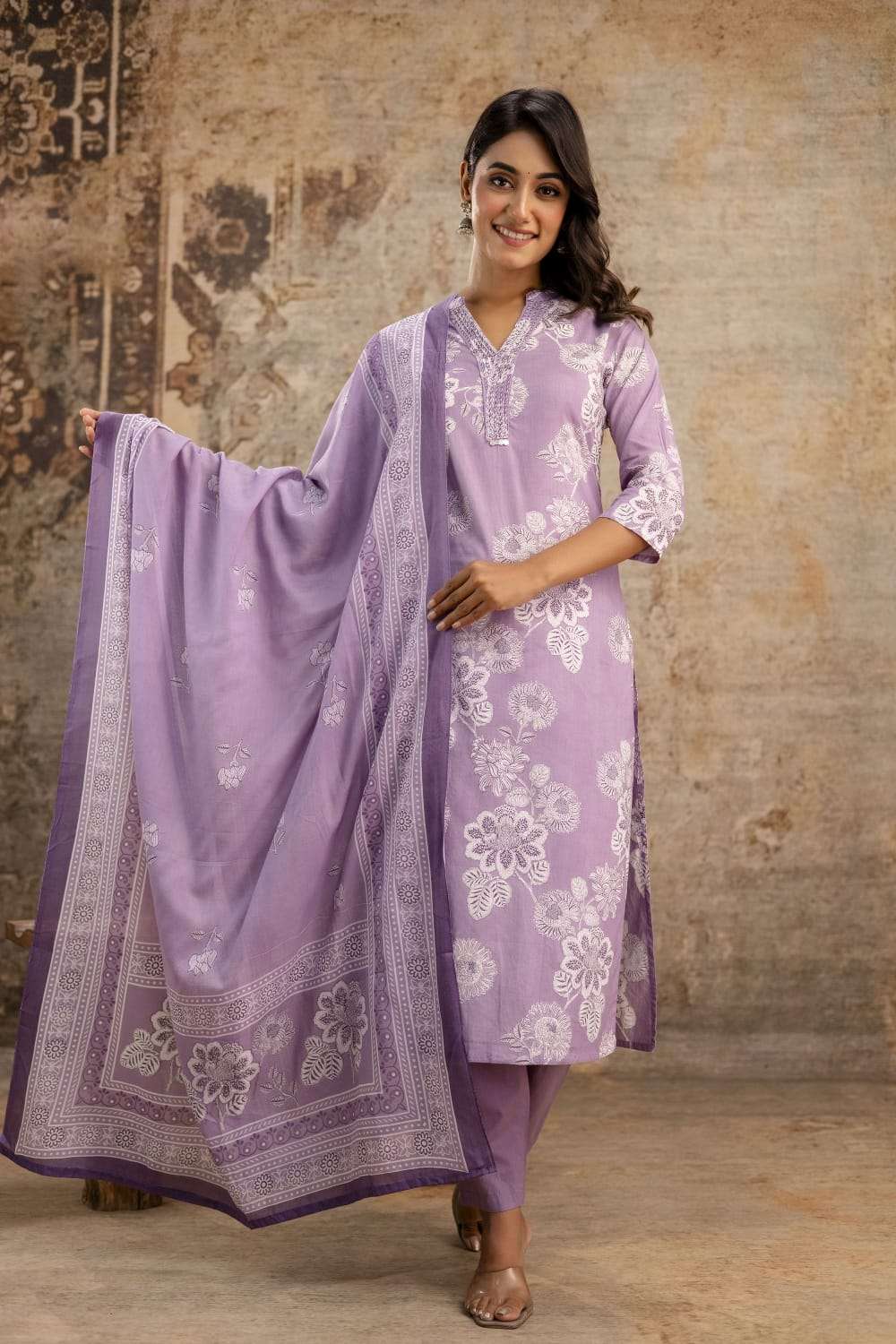TRADITIONAL WHITE FLUTE & FLOWER PRINT SALWAR SUIT SURAT TOP...