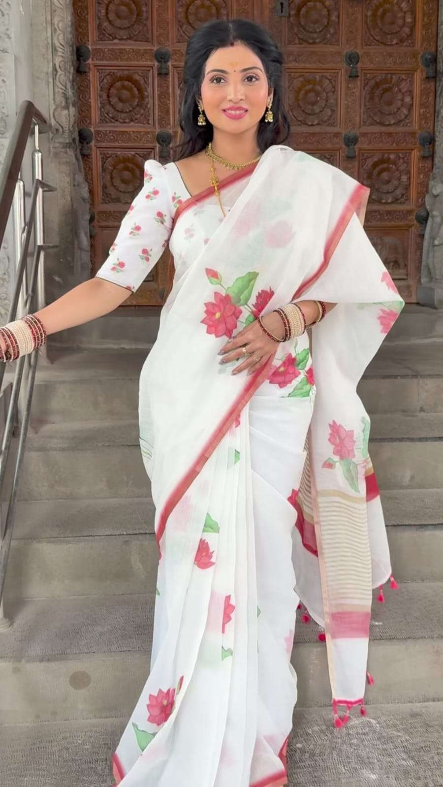  Linen with gold jari and Latkan on border with beautiful Di...