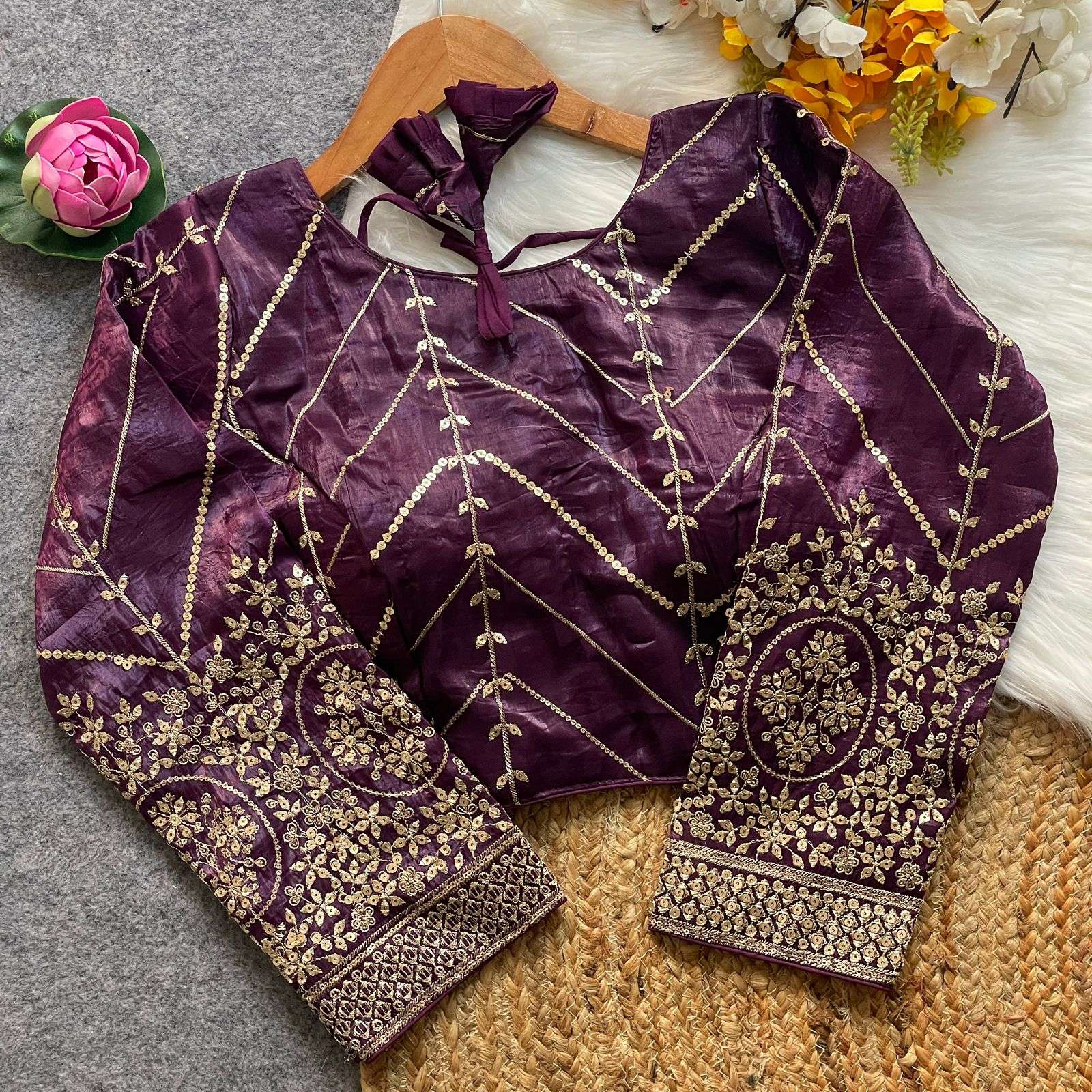 PINKI 30 Elegance silk A beauty of golden embroidery work w...