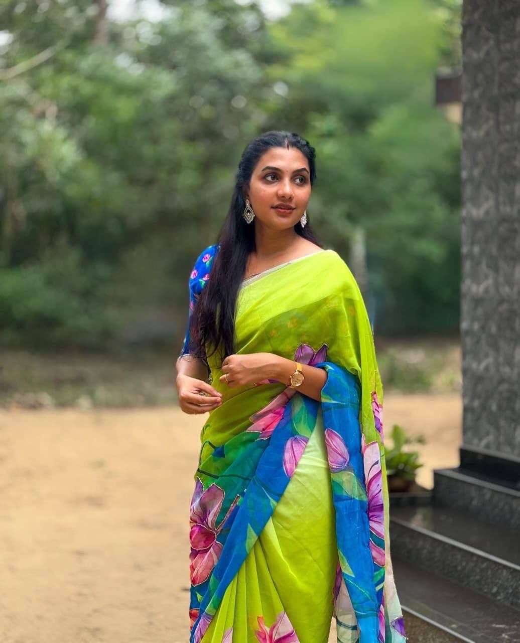 SOFT AND PURE GEORGETTE FABRIC HANDMADE KHATLI WORK ON SAREE...