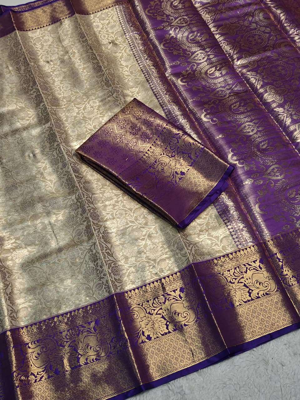 This elegant and beautiful Kanchipuram Silk fabric features ...