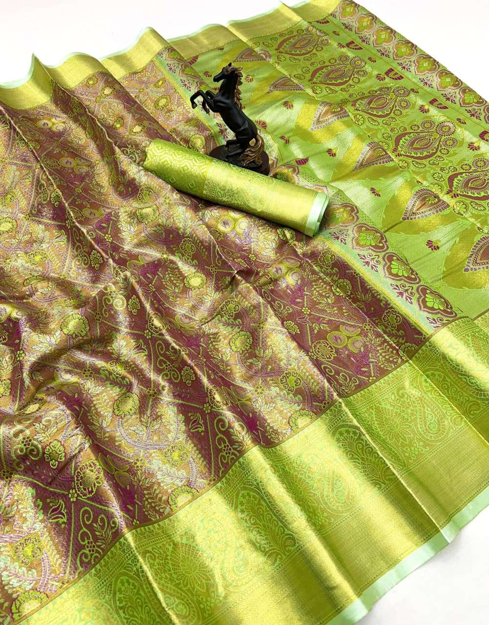 This beautiful bridal Kanjivaram silk fancy and beautiful fa...
