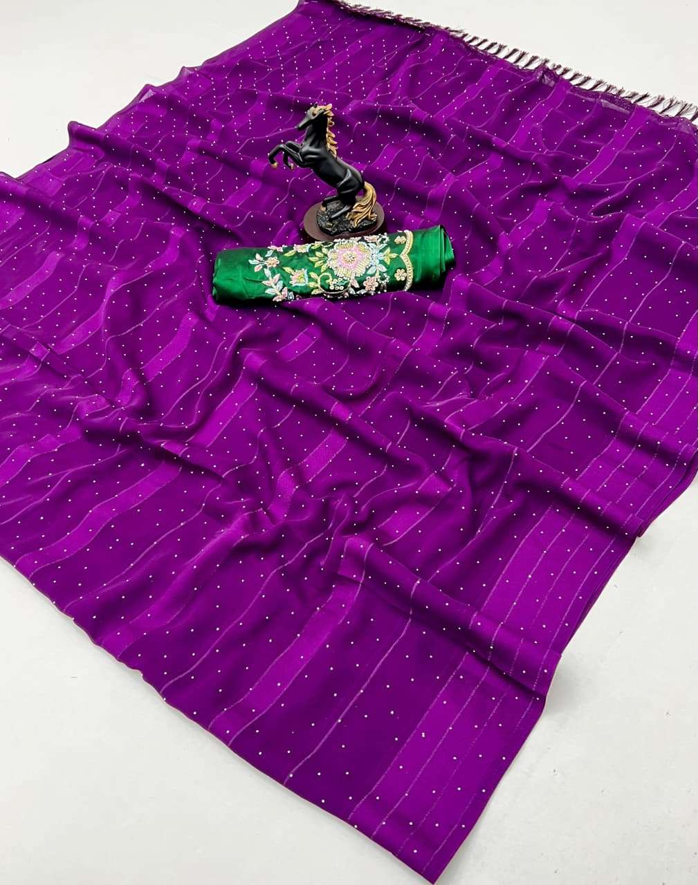  Beautiful and stylish This fancy fabric collection has 6 di...