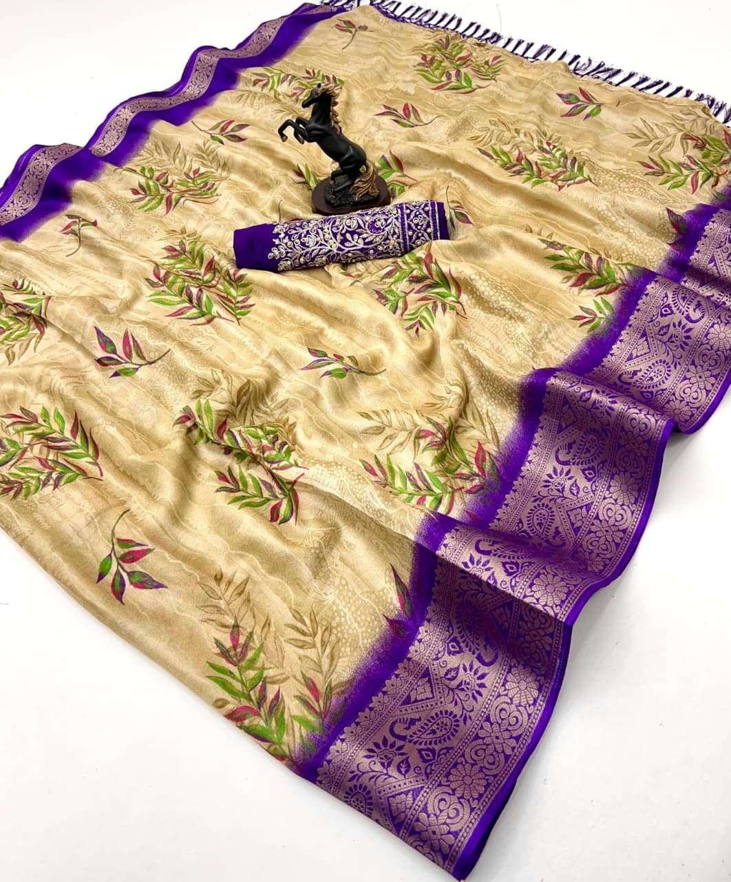 Elegant and sophisticated beautiful leaf and Floral print on...