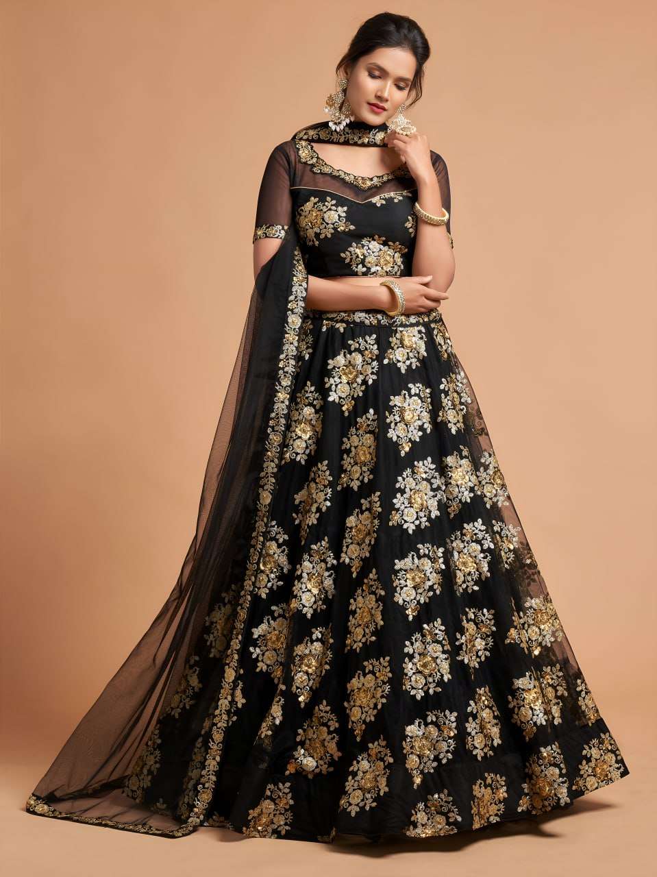glossy and Luxurious black colour crafted in rich net fabric...