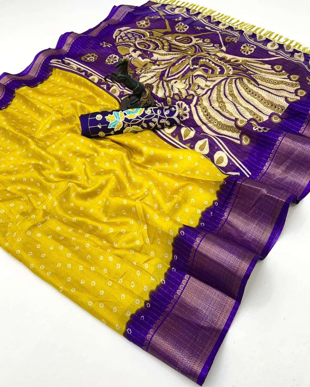 This beautifully comes in Soft Dola Silk Fabric with bandhan...