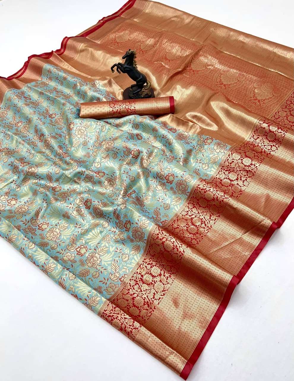 This Traditional elegant Kanjivaram silk fancy features a be...