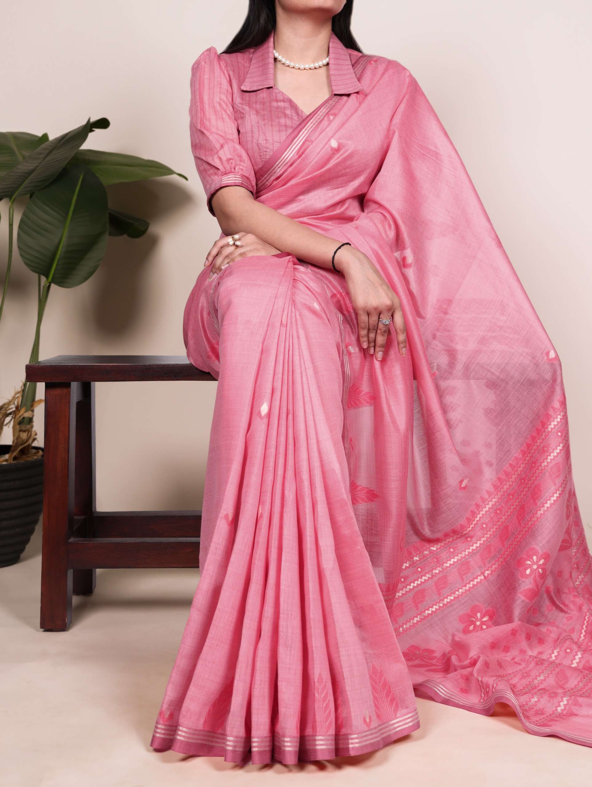 A blend of softness and shine Traditional cotton silk that a...