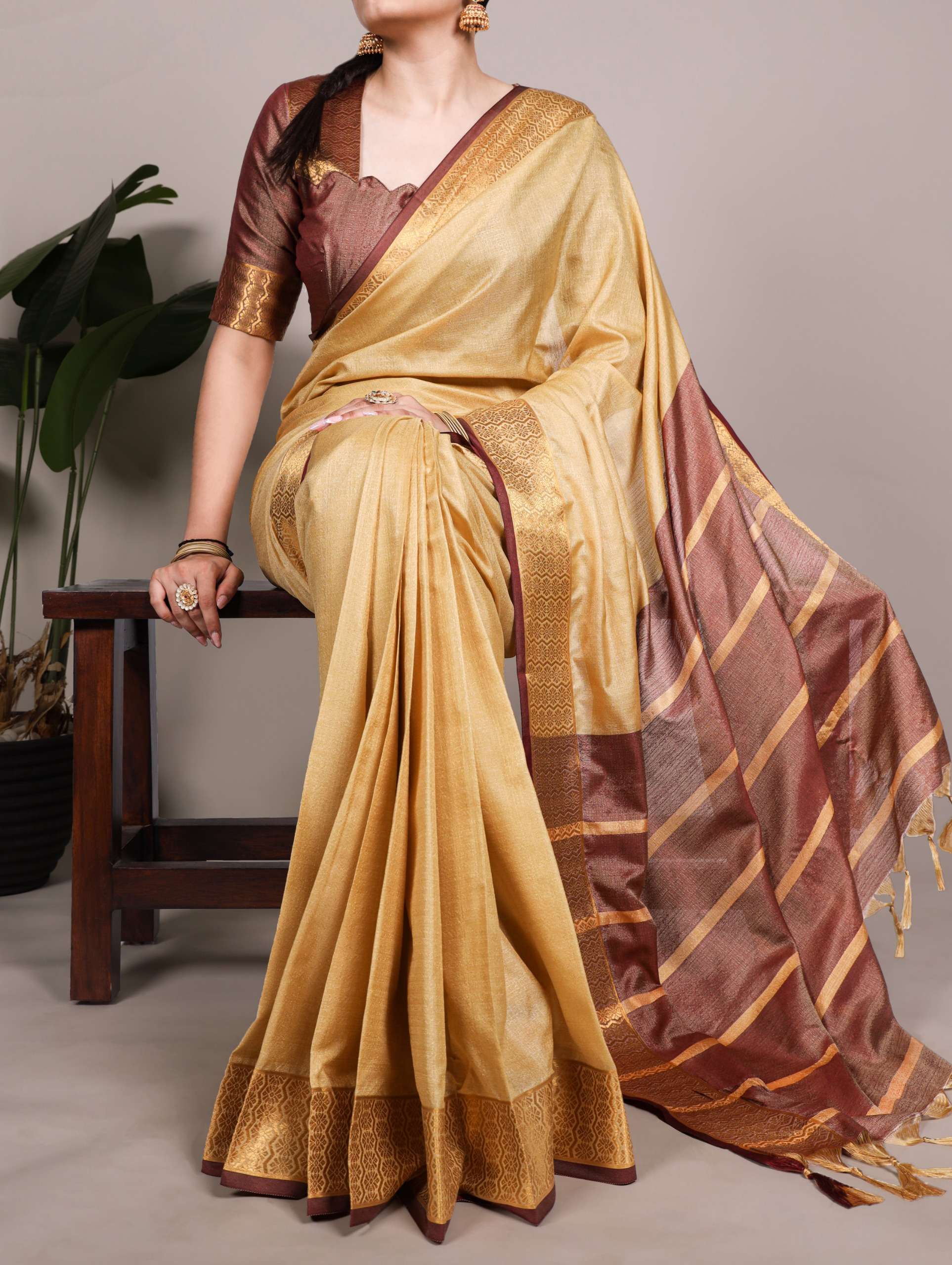 This Poly Cotton fancy and soft fabric wraps you in effortle...