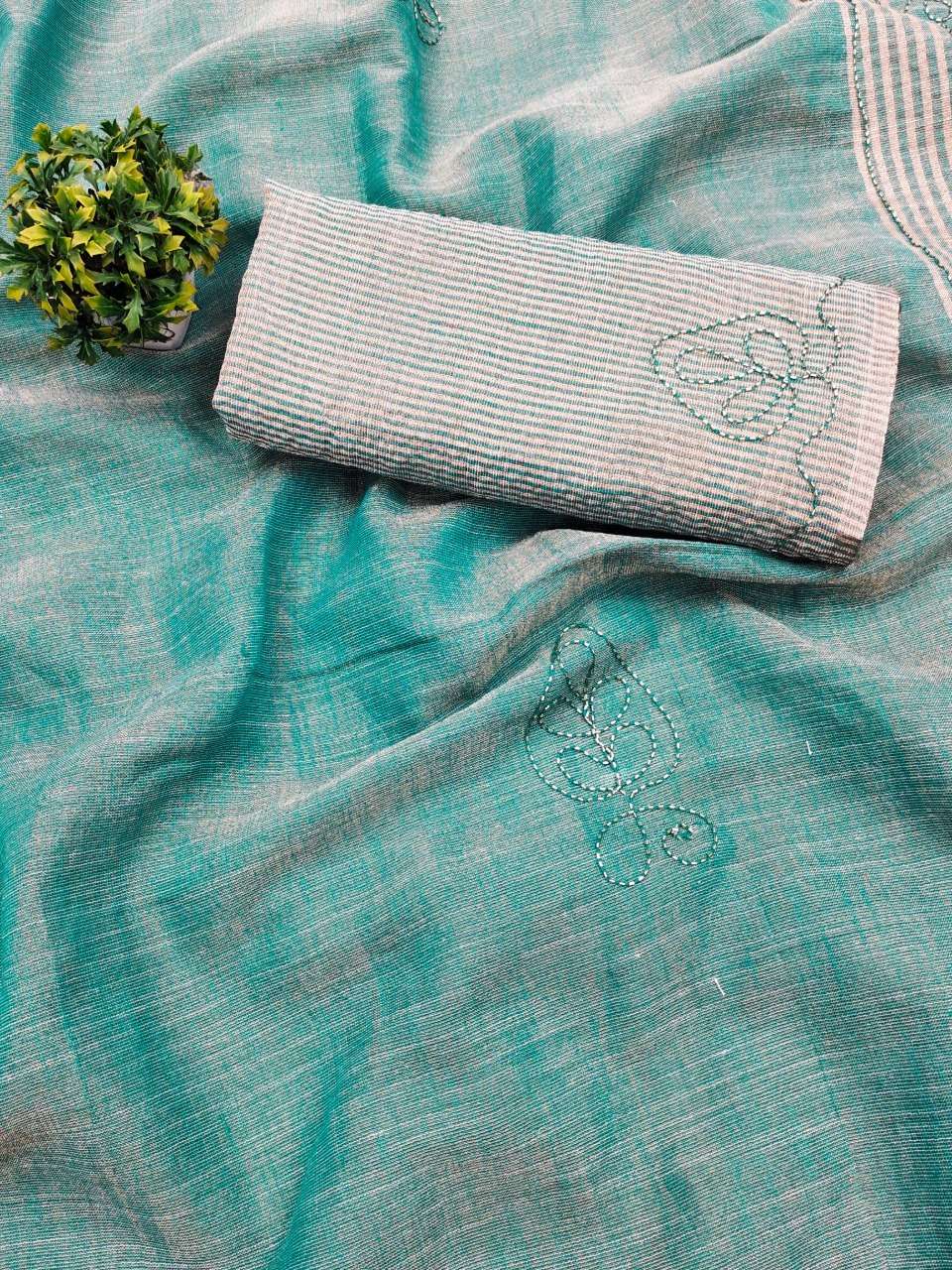  A BEAUTIFUL BLEND OF SOFT AND PREMIUM HANDLOOM FANCY FABRIC SAREE WHOLESALE IN SURAT KTD 3019 