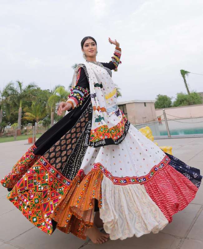 The traditional garba night navratri wear musiln cotton fabric lehenga choli wholesale in surat 214