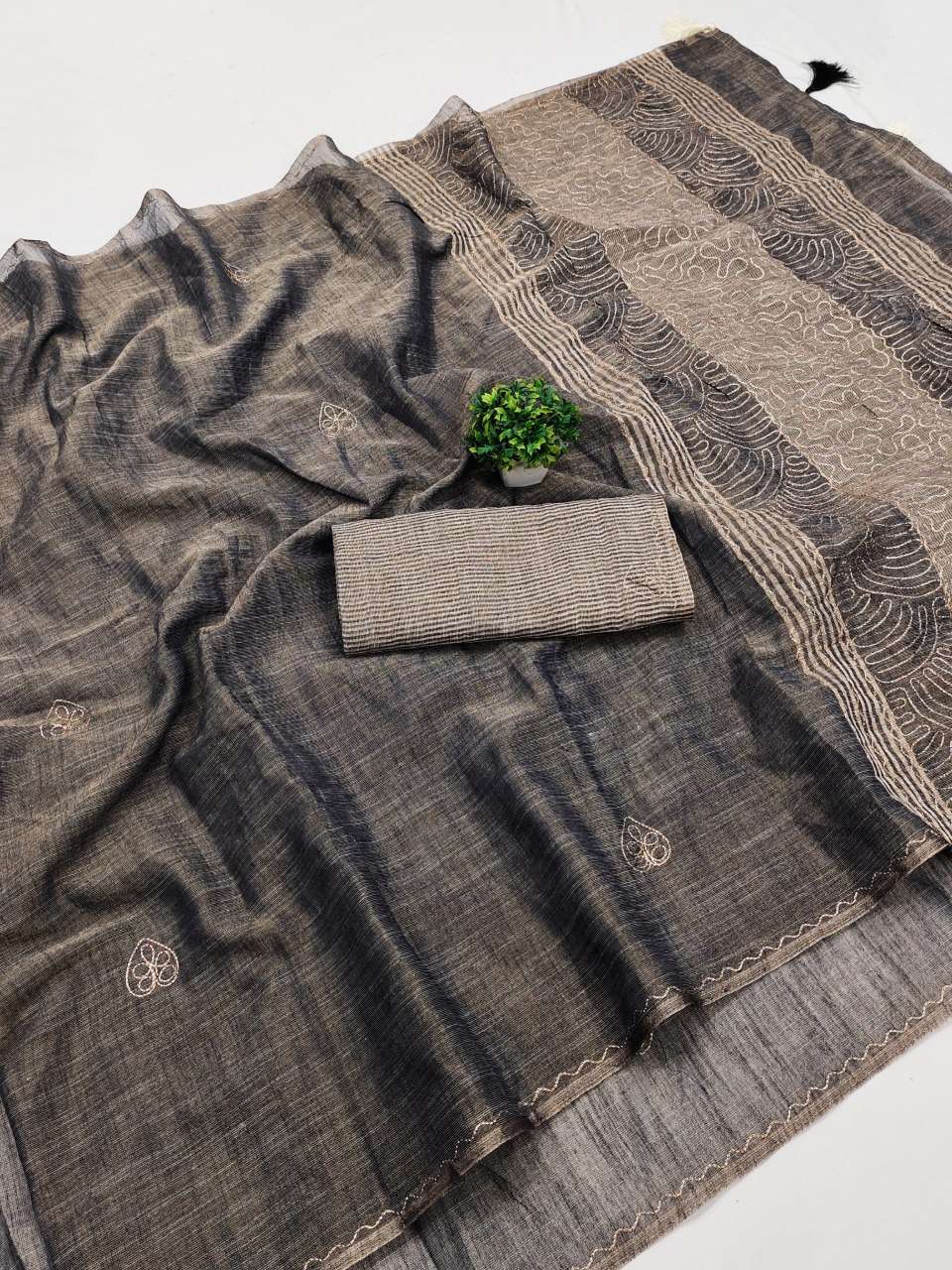  TRENDING AND VIRAL SUPER SOFT HANDLOOM FABRIC SAREE WHOLESALE IN SURAT KTD 3018 