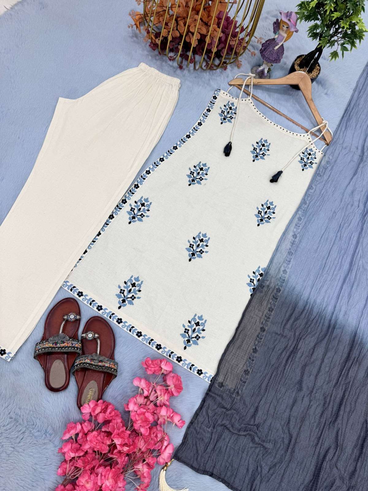 TRADITIONAL & FESTIVAL OFFICE WEAR COTTON WHITE KURTI PANT RESELLER PRICE TRADITIONAL & FESTIVAL OFFICE WEAR COTTON WHITE KURTI PANT RESELLER PRICE
